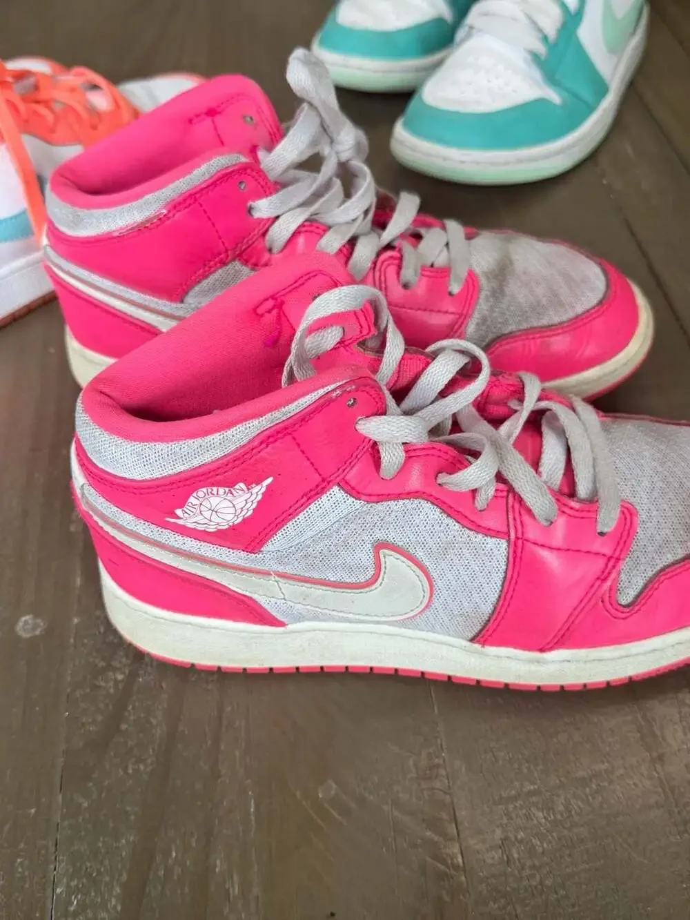 Nike Air Jordan 1 Mid GS Hyper Pink Youth Size 6Y